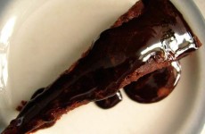 Çikolata Soslu Yaş Pasta Tarifi