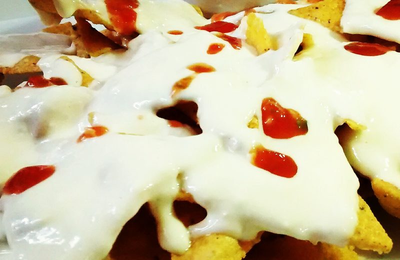 Cheddar Soslu Nachos